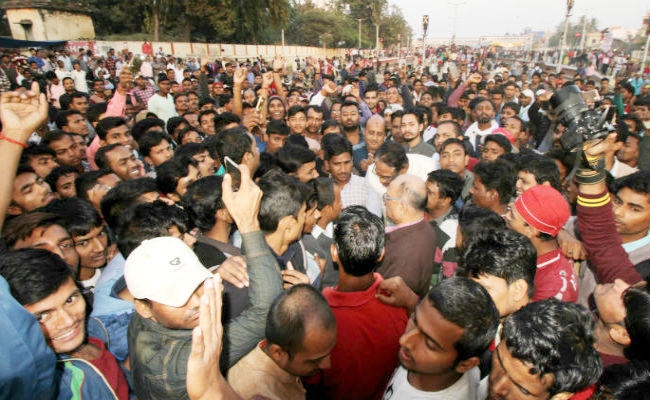 पंचायत प्रधान के घर का घेराव कर तोड़फोड़