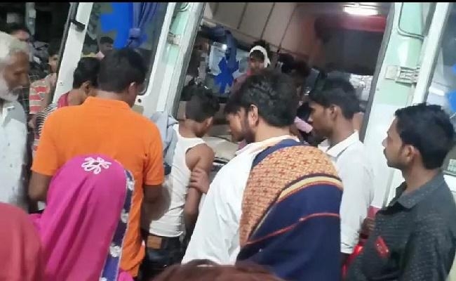 बिहार : सीवान में ट्रॉली पलटने से किशोर की मौत, दर्जनों घायल