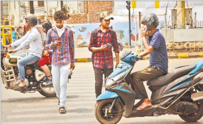 मोबाइल पर नोटिफिकेशन चेक करने के चक्कर में कट रहे दुनिया से
