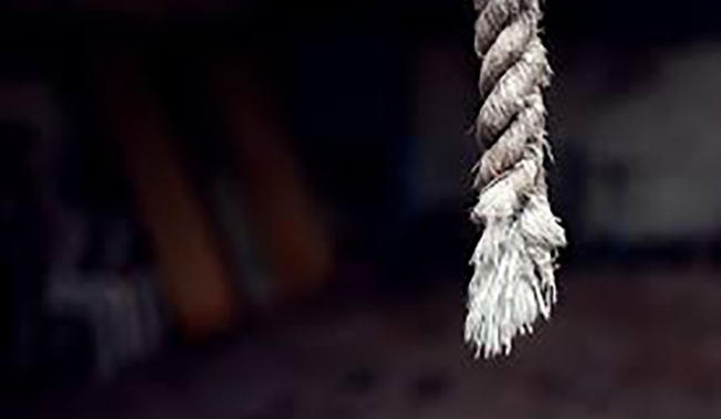 पहले बेटी को लटका दिया फंदे से फिर खुद भी लटक गये पति-पत्नी, व्हाट्सएप पर लिखी ये बात