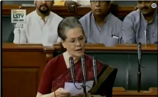 सोनिया गांधी ने शपथ ली, पक्ष-विपक्ष ने मेज थपथपाकर किया स्वागत
