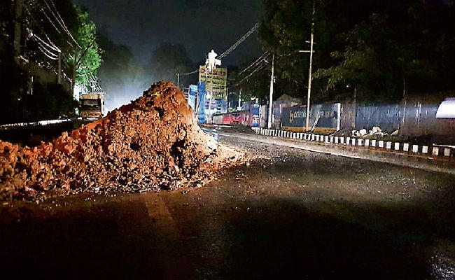 रांची : सड़क किनारे गड्ढा खोद कर छोड़ दिया, गिर कर घायल हो रहे हैं लोग, विभाग नहीं दे रहा है ध्यान