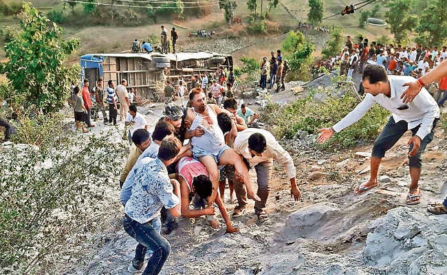 गढ़वा की अन्नराज घाटी में बस गिरी, पांच की मौत, 43 घायल