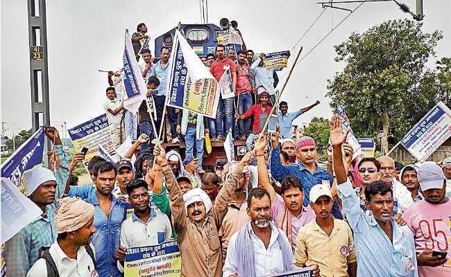 सहरसा : निजी बैंक में जमा पैसा नहीं मिलने पर रोकी ट्रेन, लाठीचार्ज