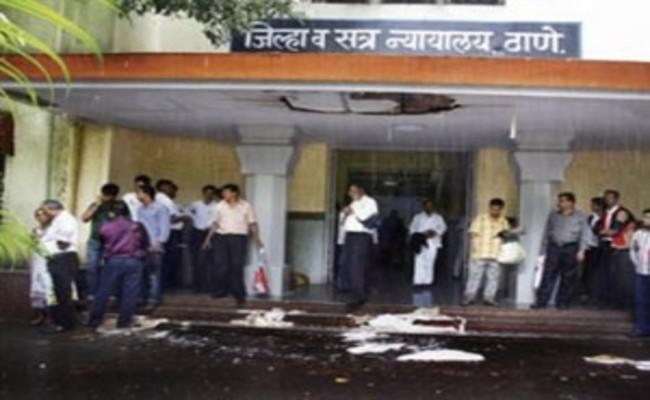 ठाणे के सेशन कोर्ट में हत्या के आरोपी ने जज पर फेंकी चप्पल, मामला दर्ज