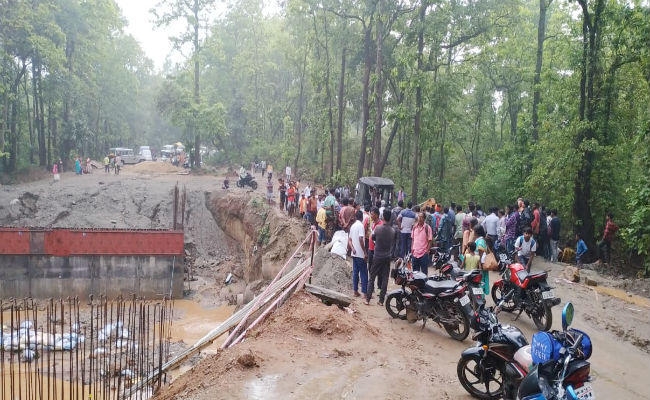 गुमला : घाघरा में डायवर्सन बहा, रांची-नेतरहाट मार्ग छह घंटे तक बाधित