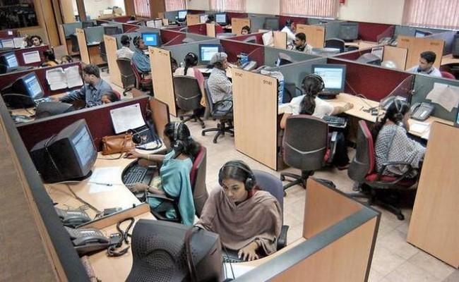 बिक्री में सुस्ती से एक साल में पहली बार सर्विस सेक्टर की गतिविधियों में आयी गिरावट