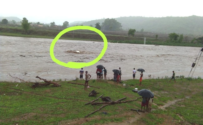 Jharkhand : चतरा से कुंदा जा रही बीडीओ की कार बीच नदी में फंसी, तभी आ गयी बाढ़, फिर जानें क्या हुआ