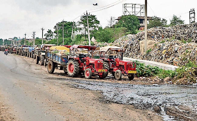 रांची : झिरी में ट्रैक्टर मालिकों ने की हड़ताल, नहीं उठाया कचरा