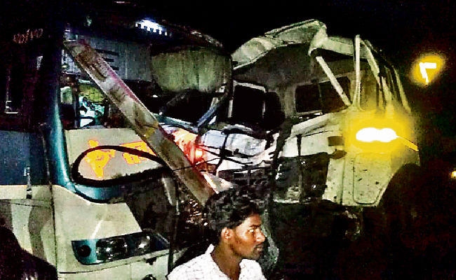 रांची से हजारीबाग जा रही बस की हाइवा से टक्कर, 15 घायल