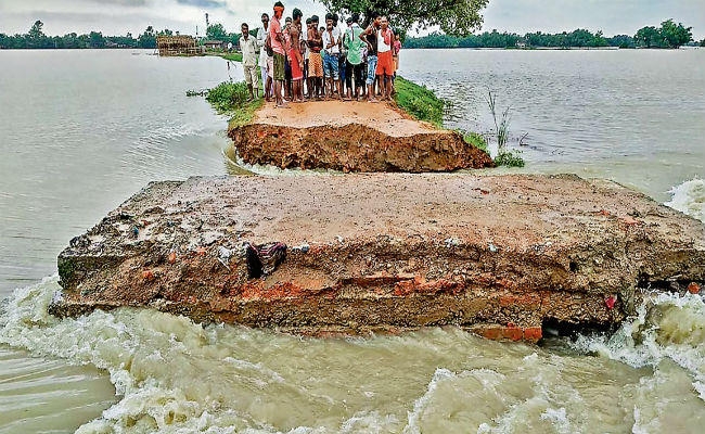 बिहार में नदियां उफनायीं: सैकड़ों गांव टापू में हुए तब्दील, 10 जिलों में बाढ़ का कहर, 16 की मौत