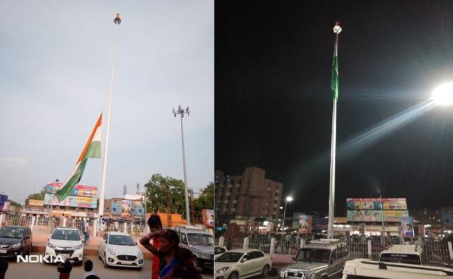 बिहार : गया जंक्शन के बाहरी परिसर में क्षतिग्रस्त तिरंगे को उतारकर फहराया गया नया तिरंगा