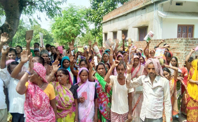 गोमो में राशन वितरण में गड़बड़ी को लेकर हंगामा, कार्रवाई का आश्वासन मिलने पर लोग हुए शांत