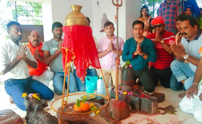 सावन की पहली सोमवारी : बड़कागांव में 500 मीटर ऊंचे पहाड़ पर बुढ़वा महादेव मंदिर में उमड़ी भीड़