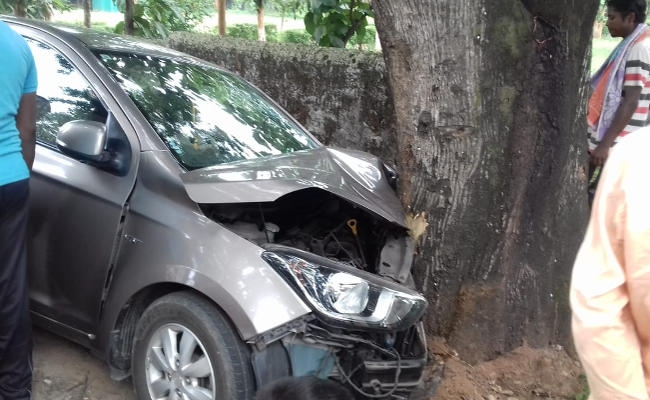 खूंटी के पूर्व डीसी राकेश कुमार की कार दुर्घटनाग्रस्त, अंगनाबाड़ी से पूजा कर लौट रहे थे