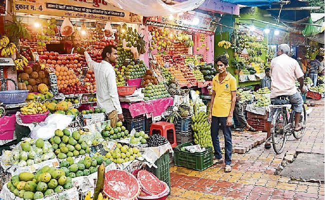 महंगाई की मार : बारिश के कारण माल आना हुआ कम, सावन में 20% महंगे हो गये फल