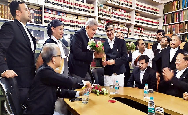 रांची : अधिवक्ताओं ने प बंगाल के नये गवर्नर जगदीप धनकड़ का किया अभिनंदन