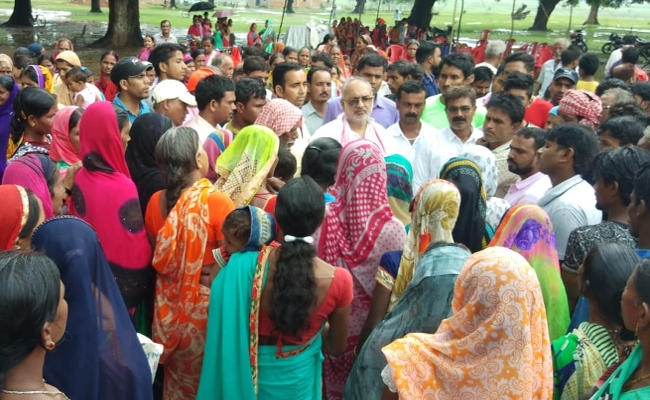 हजारीबाग में HP गैस एजेंसी के संचालक के खिलाफ भड़का जनाक्रोश, ग्रामीणों ने गोदाम में जड़ा ताला