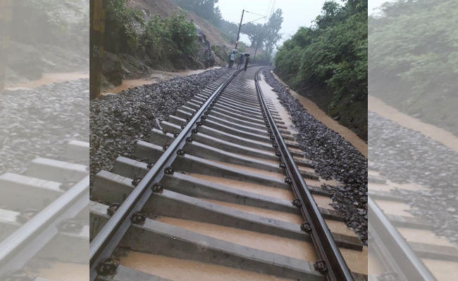 हटिया-ओड़गा रेलखंड : रेलवे ट्रैक पर पानी भरने से मरम्मत का कार्य प्रभावित