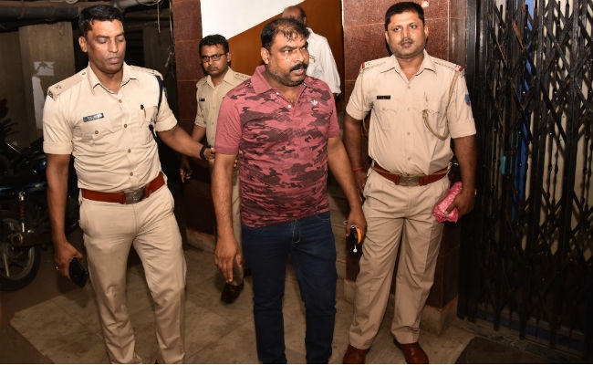 जमशेदपुर : पत्नी और साले को गोली मारने वाले और सास ही हत्या करने वाला दरोगा पुलिस की गिरफ्त में