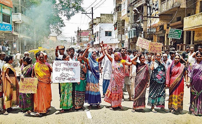 दानापुर : धड़ल्ले से बेची जा रही थी शराब, सड़क पर उतरीं महिलाएं, प्रदर्शन