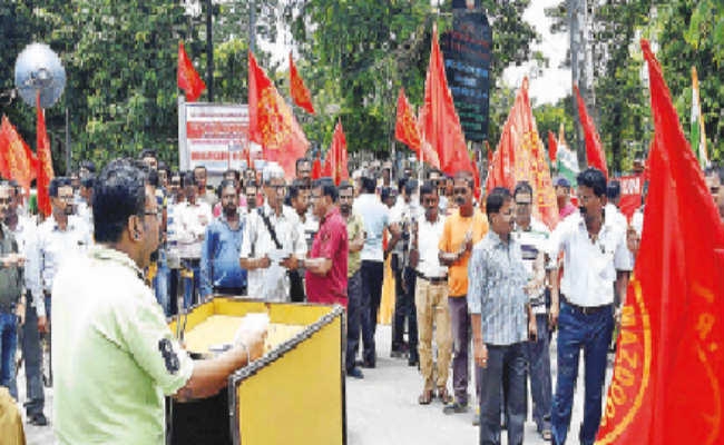 रे��वे के निजीकरण पर तकरार, विभिन्न ट्रेड यूनियनों का विरोध प्रदर्शन