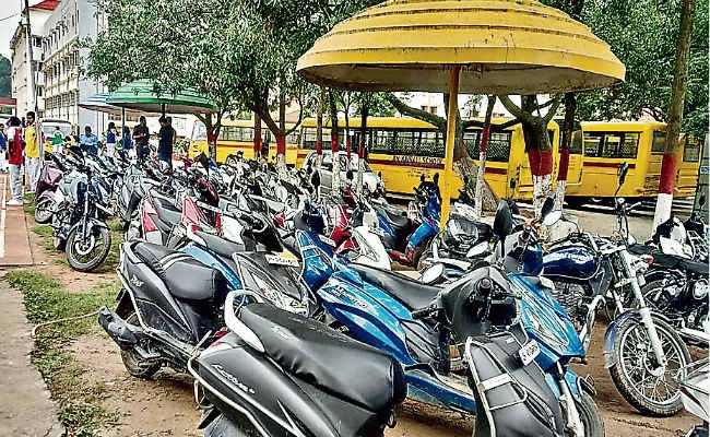 रांची : बाइक से स्कूल आनेवाले 42 बच्चे पकड़ाये, अभिभावकों ने भरा शपथ पत्र