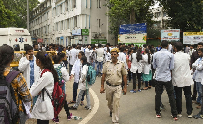डॉक्टरों की हड़ताल जारी, एम्स और सफदरजंग अस्पताल के बाहर भारी पुलिस बल तैनात