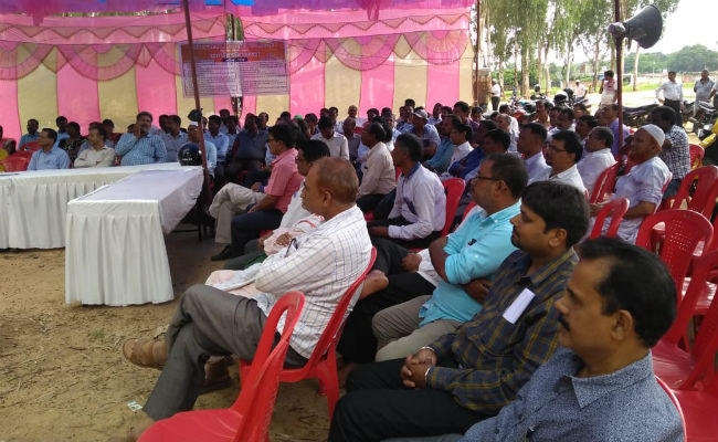 लोहरदगा : अपनी मांगों को लेकर शिक्षकों ने दिया धरना, उपायुक्त को सौंपा मांग पत्र