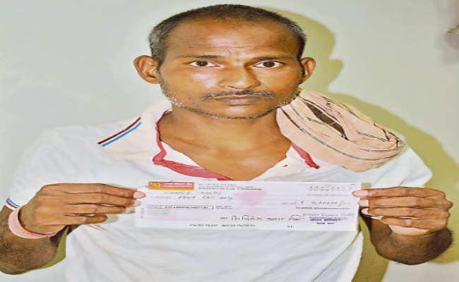 अफसरों ने चेक पर मलिक की जगह माली लिखा, अब मुआवजा राशि के लिए अंचल कार्यालय, सचिवालय थाने का लगा रहे चक्कर