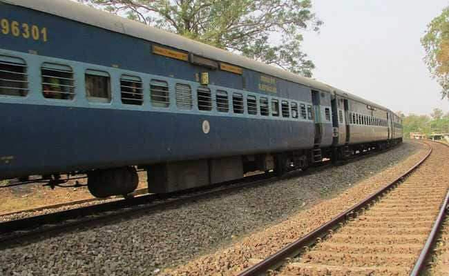चलती ट्रेन से युवती को फेंका, नाविकों ने बचाया