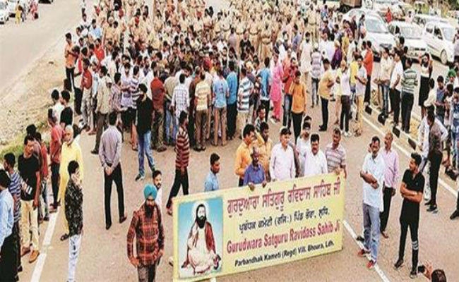 दिल्ली में तोड़ा गया मंदिर, पंजाब-हरियाणा में हंगामा, किया गया जबरदस्त प्रदर्शन