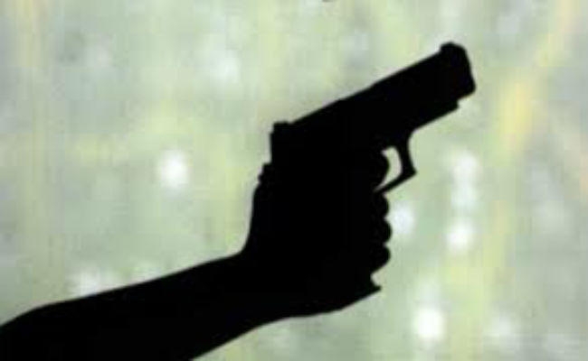 गलती से भाजपा नेता की बंदूक से चल गयी गोली, बाल-बाल बचे पूर्व सांसद डॉ रवींद्र कुमार राय