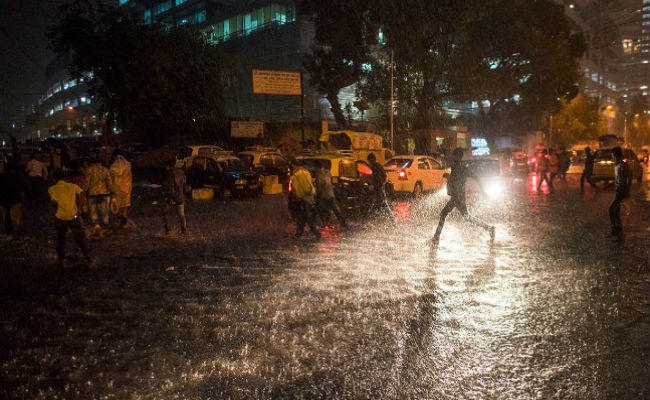 भारी बारिश से बढ़ी लोगों की परेशानी, कई इलाके डूबे