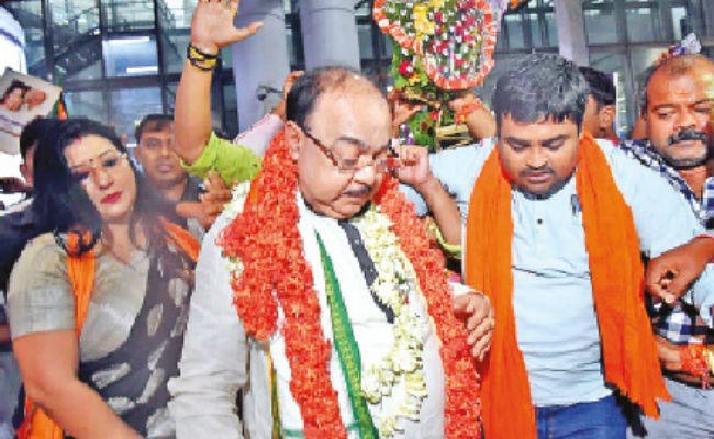 शोभन चटर्जी व बैशाखी बनर्जी लौटे कोलकाता, एयरपोर्ट पर भव्य स्वागत