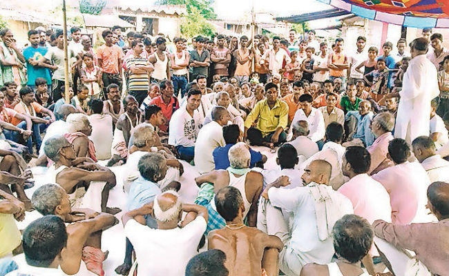 पंचायत का फरमान : छात्र-छात्राओं के मोबाइल इस्तेमाल पर पाबंदी, भोजपुरी गीत पर भी रोक, …जानें और क्या?