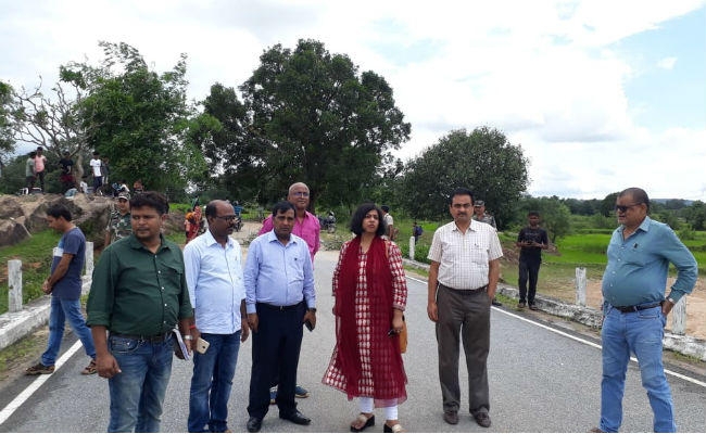 सिमडेगा : भ्रष्टाचार की भेंट चढ़ा 6 करोड़ की लागत से बना पुल, मामले की जांच के लिए पहुंची रांची की टीम