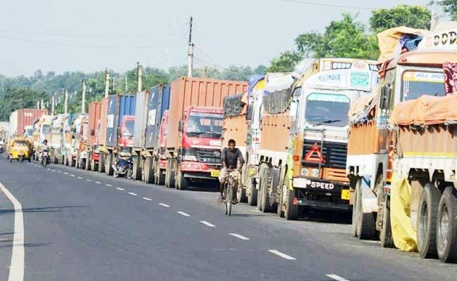 बेमियादी हड़ताल शुरू, राज्य में आठ लाख ट्रकों का थमा चक्का