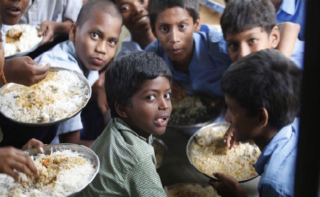 नून-भात परोसने के मामले में दो शिक्षिकाएं सस्पेंड