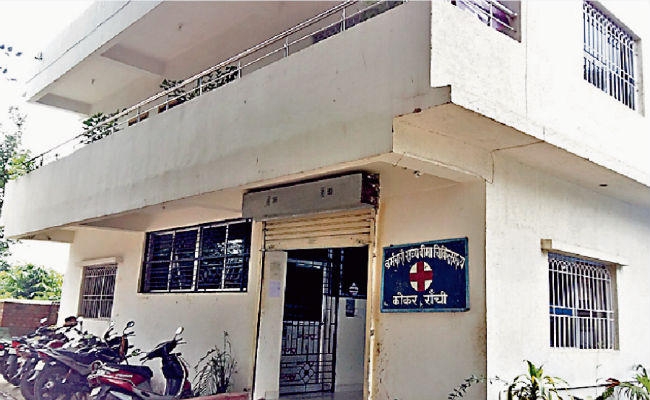 रांची : डिस्पेंसरी में डॉक्टरी सलाह भर मिलती है, जांच और दवा के लिए तय करनी पड़ती 10 से 15 किमी की दूरी