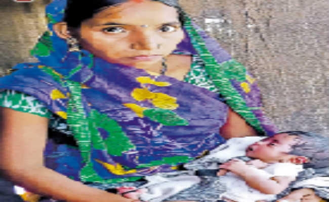 अपनी दुधमुंही बच्ची को दूसरी महिला को देकर हो गयी फरार निर्दयी मां