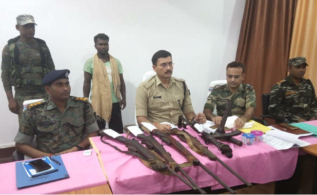 लातेहार : टीपीसी का उग्रवादी जीवलाल गंझू को पुलिस ने दबोचा, हथियार बरामद