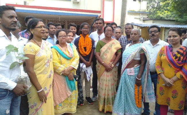 गोल्ड मेडलिस्ट कोमालिका बारी के लौटने पर विवि के सिंडिकेट समेत उपायुक्त, सांसद ने किया सम्मानित