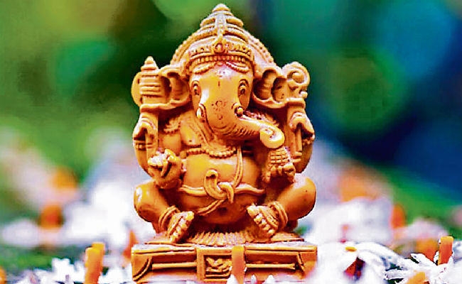 गणपति बप्पा की ऐसे करें पूजा, घर आयेगी सुख-समृद्धि