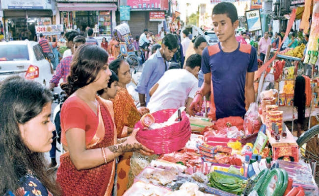 60 रूपये दर्जन बिका केला, दो सौ रुपये किलो सामा का आटा