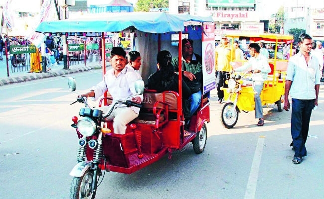 रांची : मेन रोड से हटाये गये ई-रिक्शा चालकों ने पूछा, जरा ये भी बता दीजिए ई-रिक्शा चलायेंगे कहां