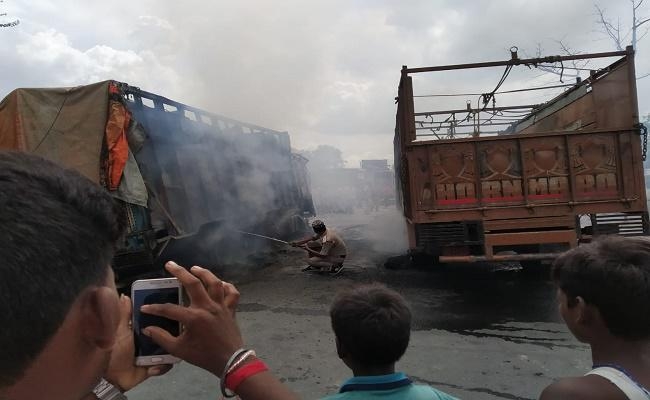 ट्रक की चपेट में आने से बाइक पर लदा सिलिंडर फटा, वाहनों में लगी आग, जिंदा जली महिला, 11 घायल