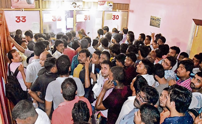 डीटीओ लाइव : लाइसेंस बनवाने के लिए पहुंच रहे लोग, कह रहे- सर प्राण निकल जायेगा, जल्दी-जल्दी कीजिए, घंटों से लाइन में हैं