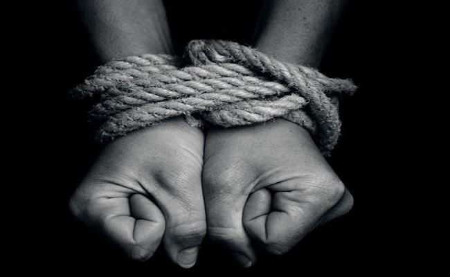 प्रेमिका के घर रात में मिलने जाया करता था प्रेमी, भाई बना रोड़ा तो…