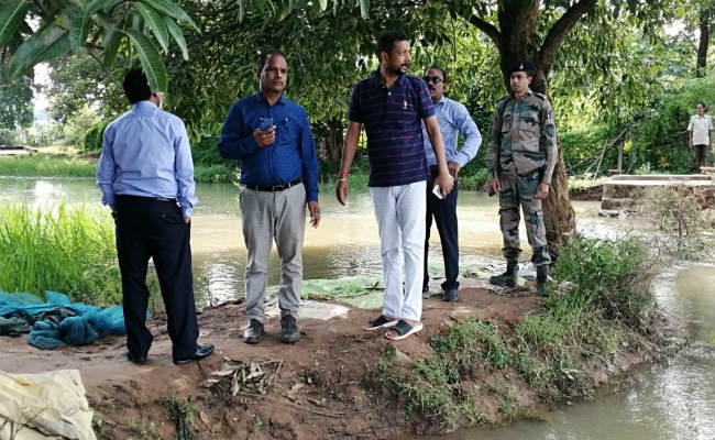कुरडेग का पक्का बांध टूटने की कगार पर, ग्रामीणों ने मिट्टी से रोकने का किया प्रयास